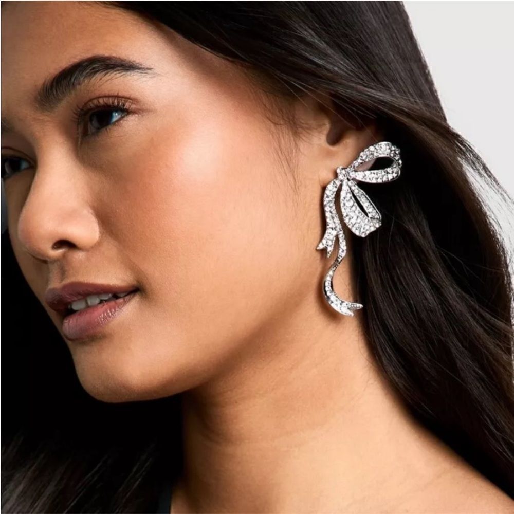Half bow rhinestone earrings A107